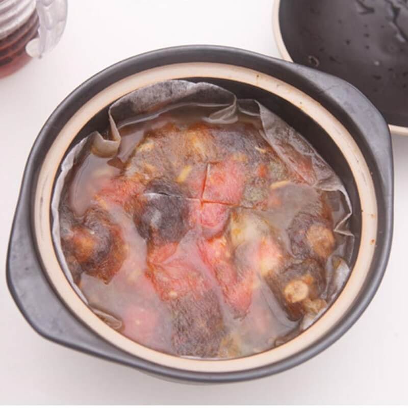 Olieabsorberend kookvel met kruisopening in een pan bouillon