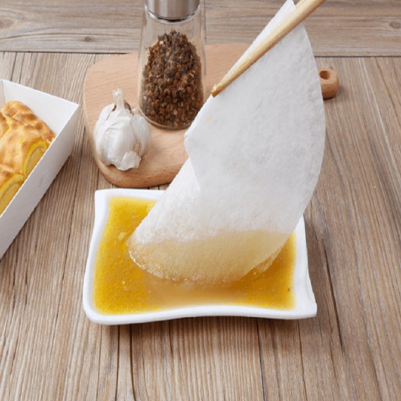 Kookvel met geabsorbeerd vet boven een schaal bouillon