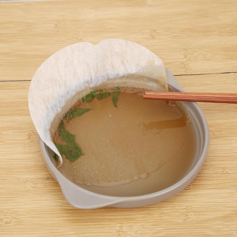 Olieabsorberend vel langs de rand van een kom soep