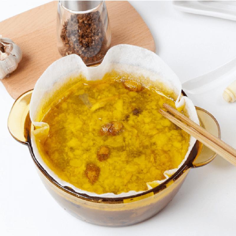 Olieabsorberend kookvel in een pan met vette bouillon