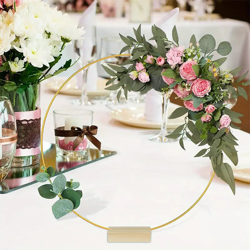 Gouden decoratiehoepel met houten standaard – productafbeelding