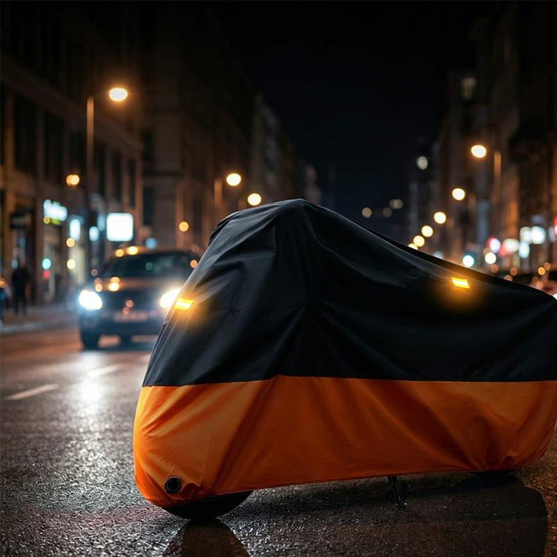 Waterbestendige motorhoes met slotopeningen – productafbeelding